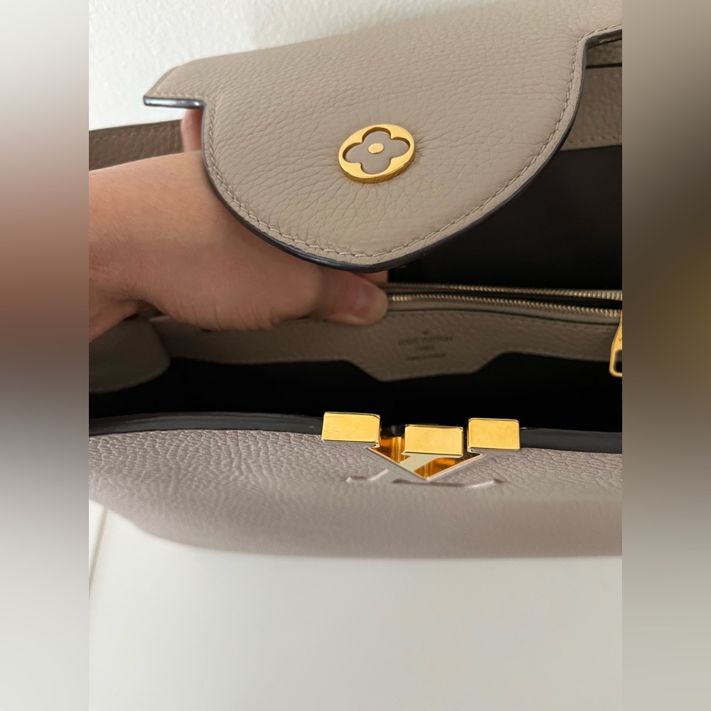 Louis Vuitton Capucines MM - Picture 3 of 4